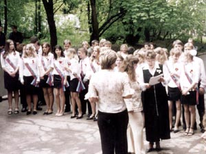 Общее построение перед школой, пока ничего не началось.