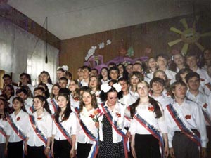 Мы последний трехклассовый выпуск в школе. Такого долго еще не будет.