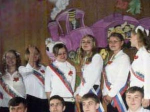 Лена, Аня и Оля во время исполнения одной из песен.